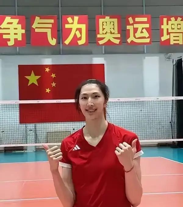 女排选人争议直击1.名单凑数疑云：世联赛24人名单草率出炉，6人空降引