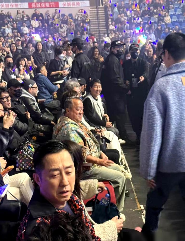 庾澄庆宁愿把手揣兜里，也绝不牵一下伊能静，现在却把小14岁老婆的手焊在自己身上。