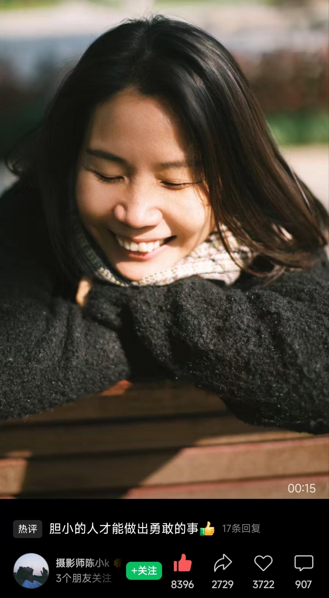 胆小的人才能做出勇敢的事。害羞的男孩问摄影师：你能不能给我拍两张照片？摄