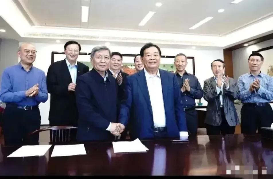 福耀科技大学第一批吃螃蟹的50人全部到位，他们将获得5样东西：1、6个老师教1