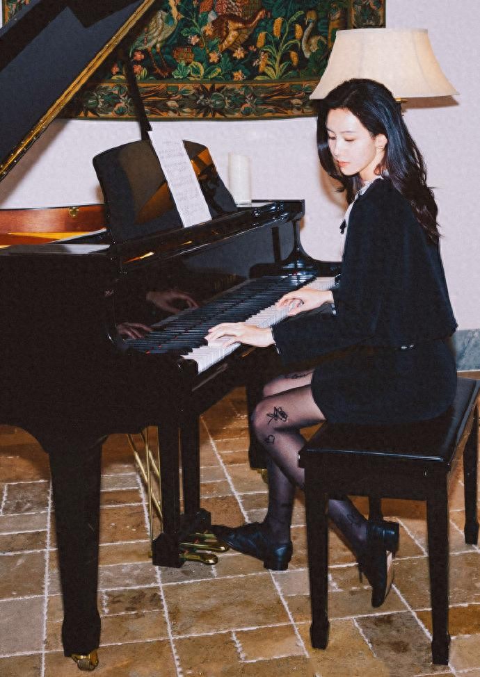陈都灵黑色丝袜穿搭弹钢琴写真，气质温婉