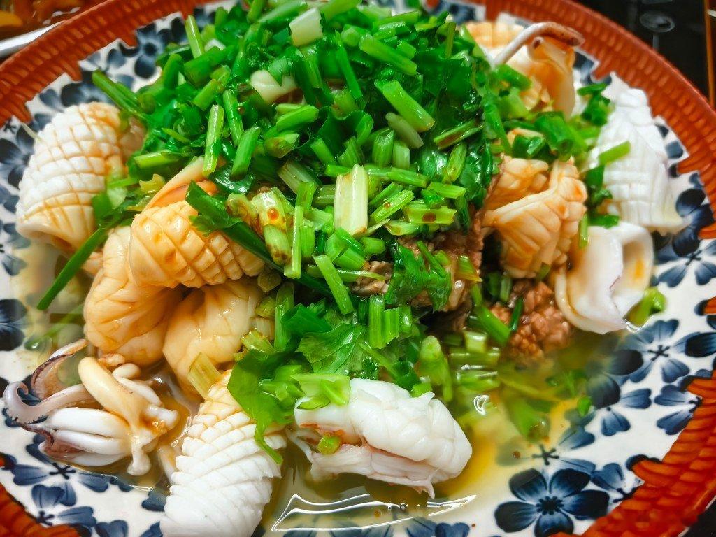 儿子爱吃，又做了一遍椒麻墨鱼，相比昨天加了点大虾和牛肉（为了让他多吃肉）刘师傅私