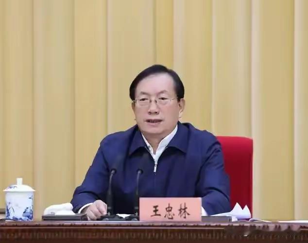一句简短通报，湖北省“一把手”换人。王书记当年可谓是受命于危难之际入武汉主持大局