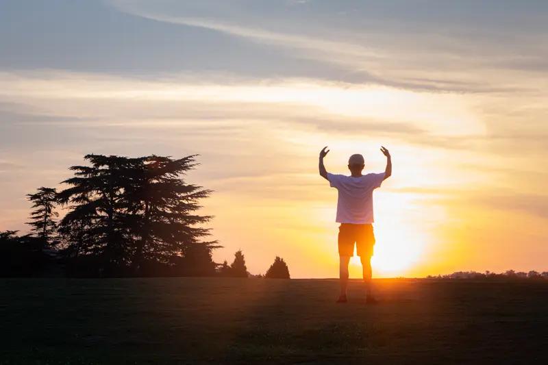 11月4日这事儿太荒诞了。49岁的陈姓内地男子，前一天来港，第二天买了3罐红漆，