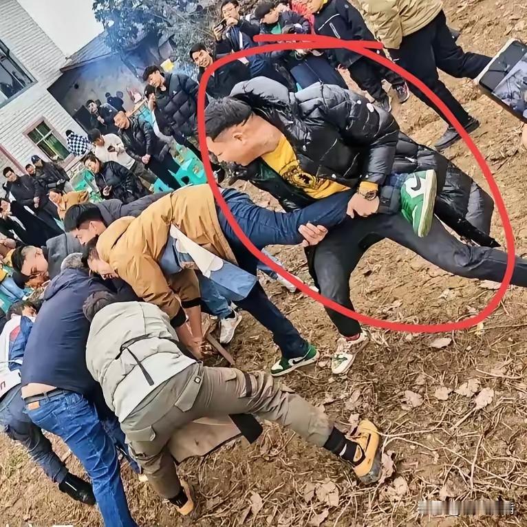 一觉醒来，给我逗乐了！​在呆呆家的杀猪宴上​我发现一位一身名牌的大哥，穿着价