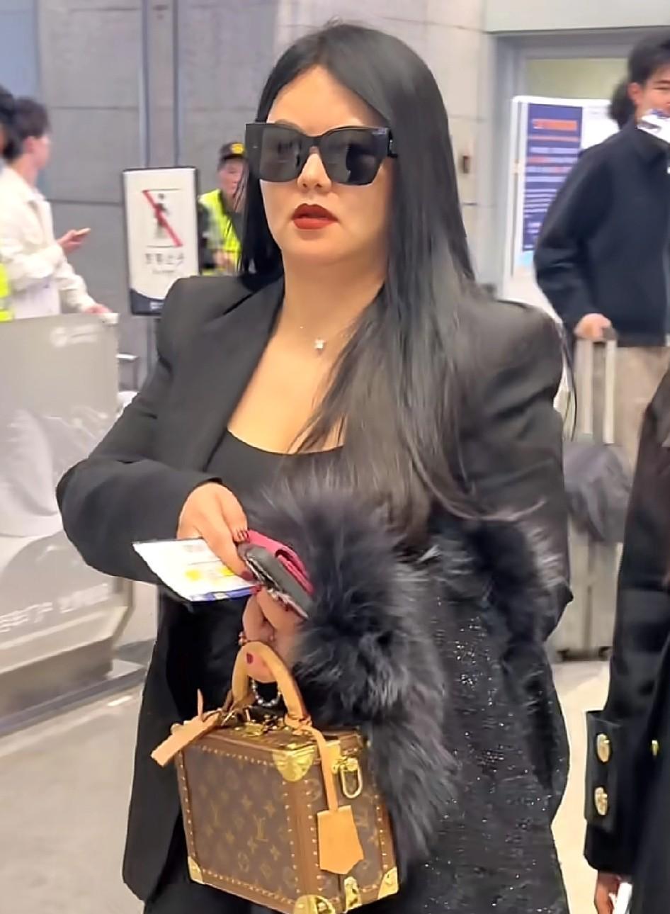 李湘带娃过安检，一句“三位”说得不紧不慢。不是吼，不是吵，是气场稳得像开了静音