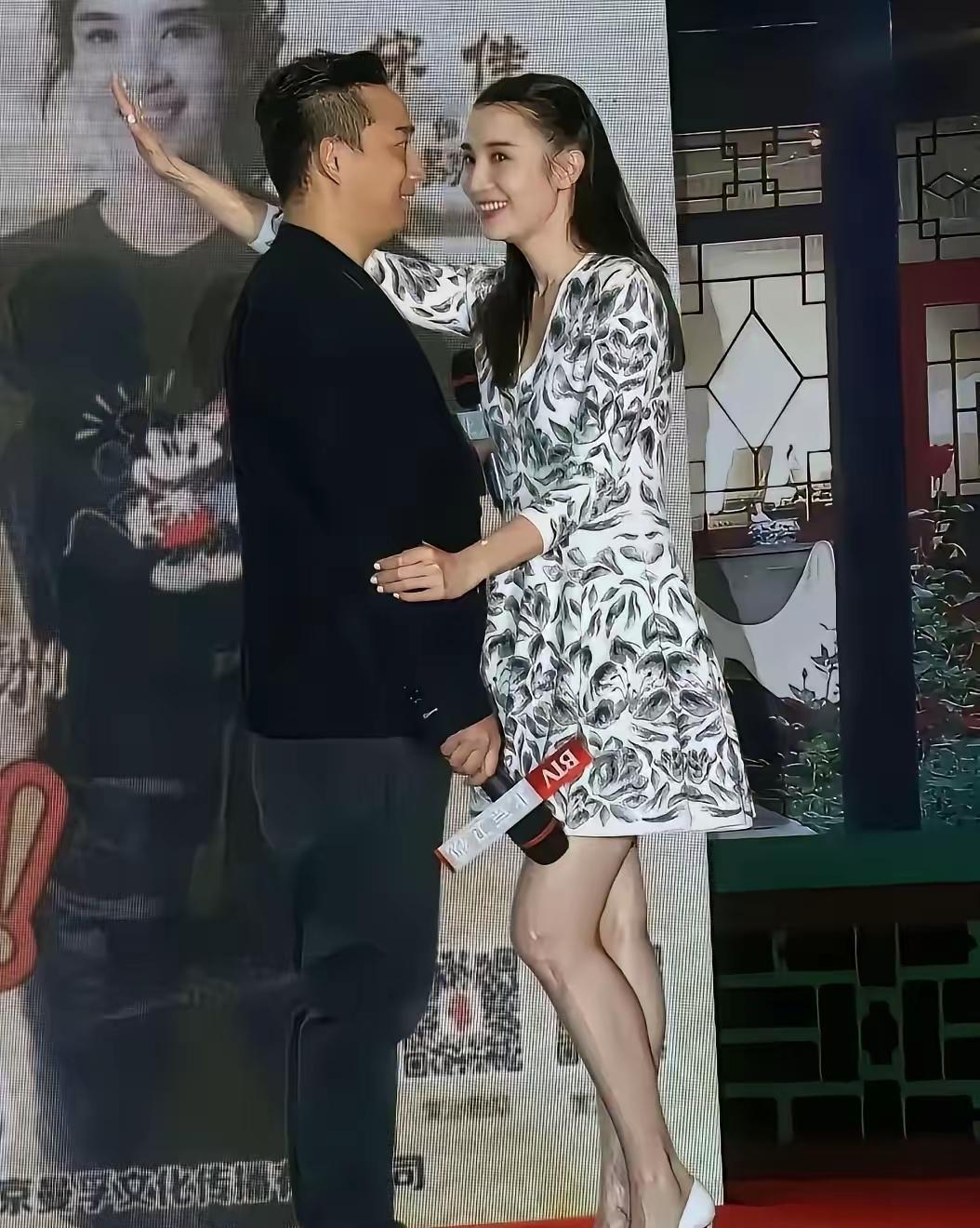 小宋佳真漂亮，苗条大个杨柳细腰，穿着时尚。她旁边的这位男演员也是仪表堂堂，你知道