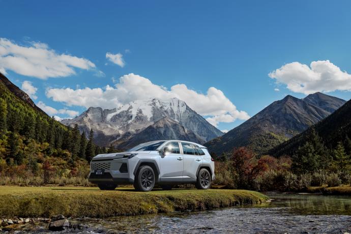 开威兰达跑高速，才知道什么叫“不累人的智驾”。很多人对油车智驾的印象还停留在“车