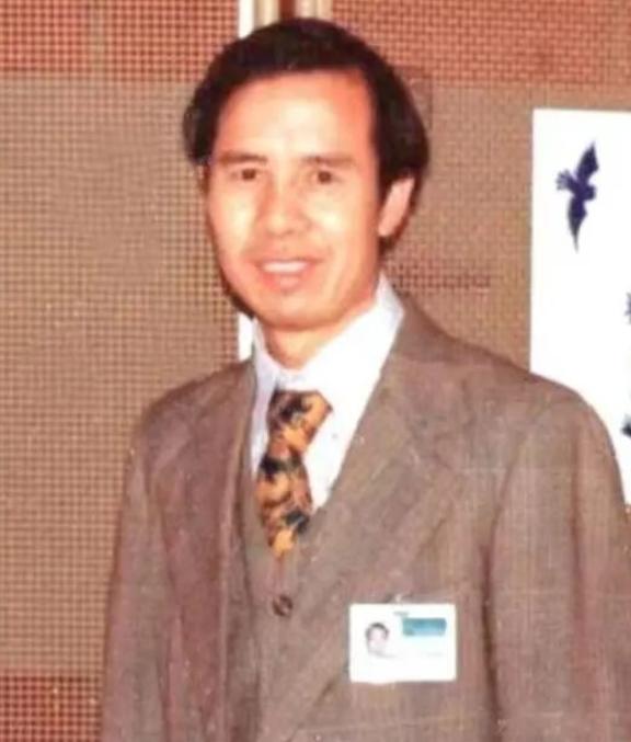 1985年，何存峰乘坐美国客机飞往纽约，在飞行途中，他去了一次洗手间，回来发现随