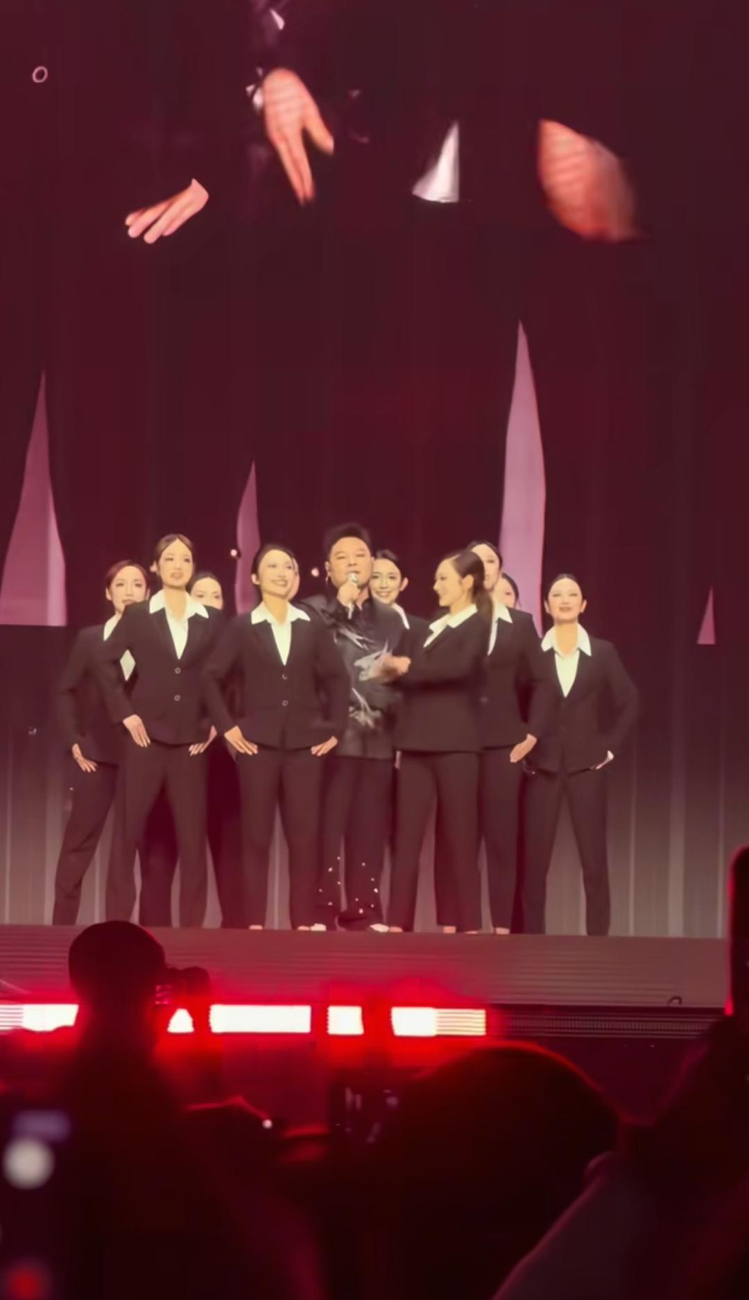 前两天，岳云鹏在西安奥体中心的演唱会还是挺精彩的，一改相声演员的风格，走上了时尚