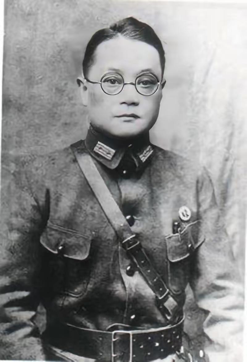 1949年，国军上将潘文华决定起义，却发现七姨太是特务，为了不打草惊蛇，他对七姨