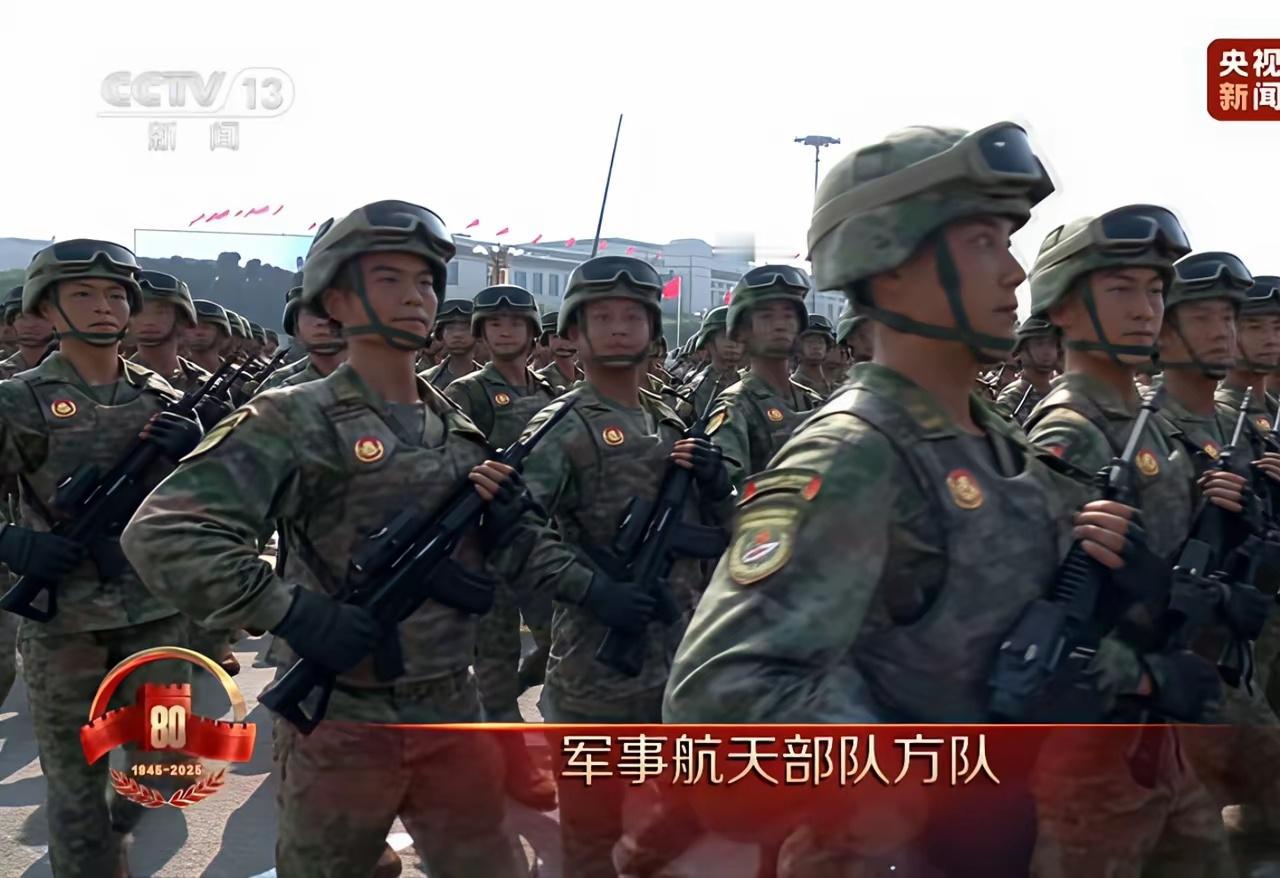 我预料到了阅兵会有新装备，也预料到了军威会很雄壮，只是没想到的是，竟然亮相了一个