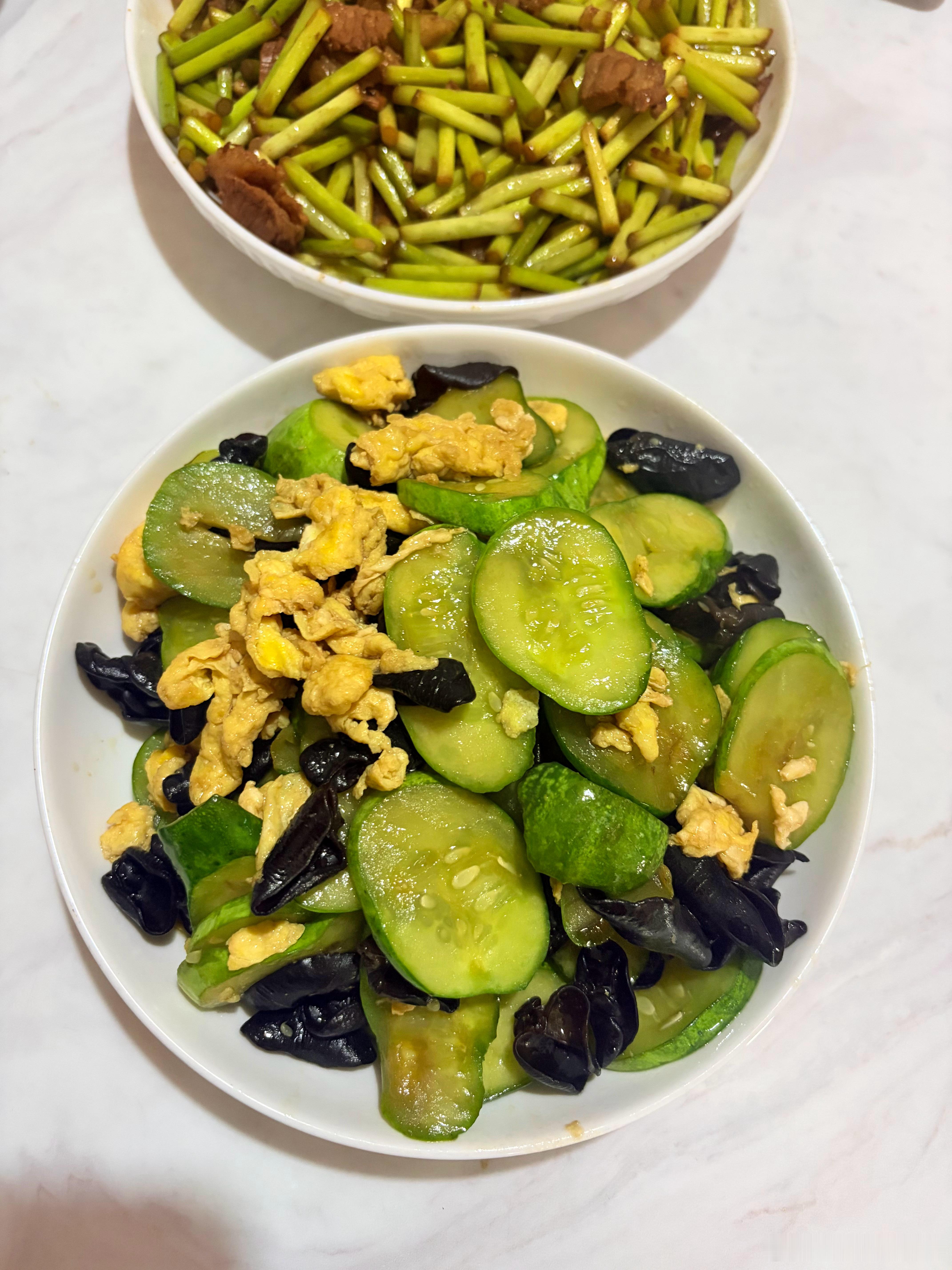 今天拿回来的福利——黄瓜，变成炒菜了。