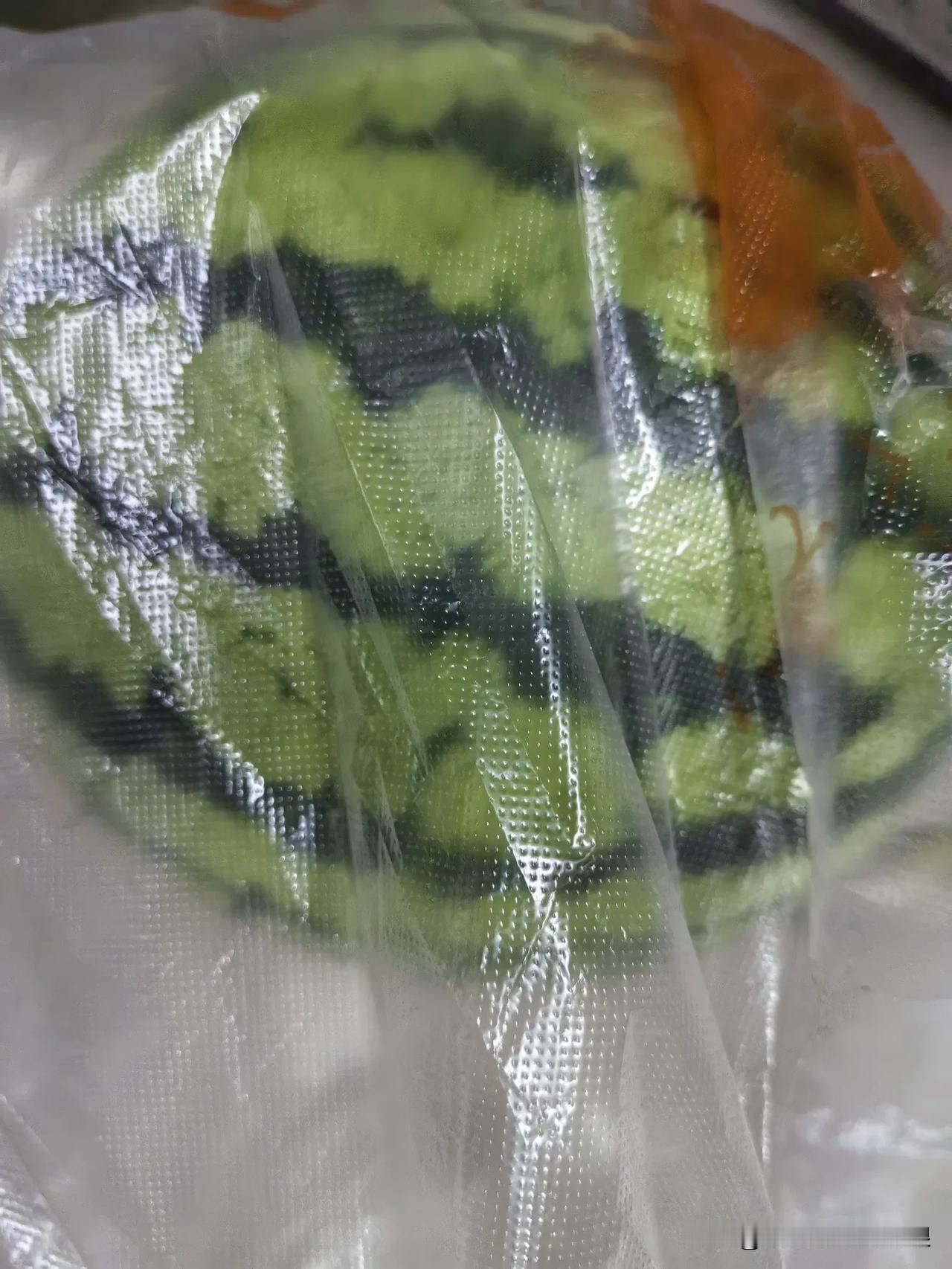 小区里有个业主一直没交过物业费，最近律师给他打电话发律师函催缴，他便打市长热线投