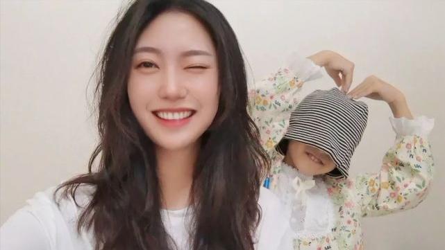 广东一小女孩7岁时母亲改嫁，和父亲相依为命。哪料，2年后小女孩确诊白血病，如果不
