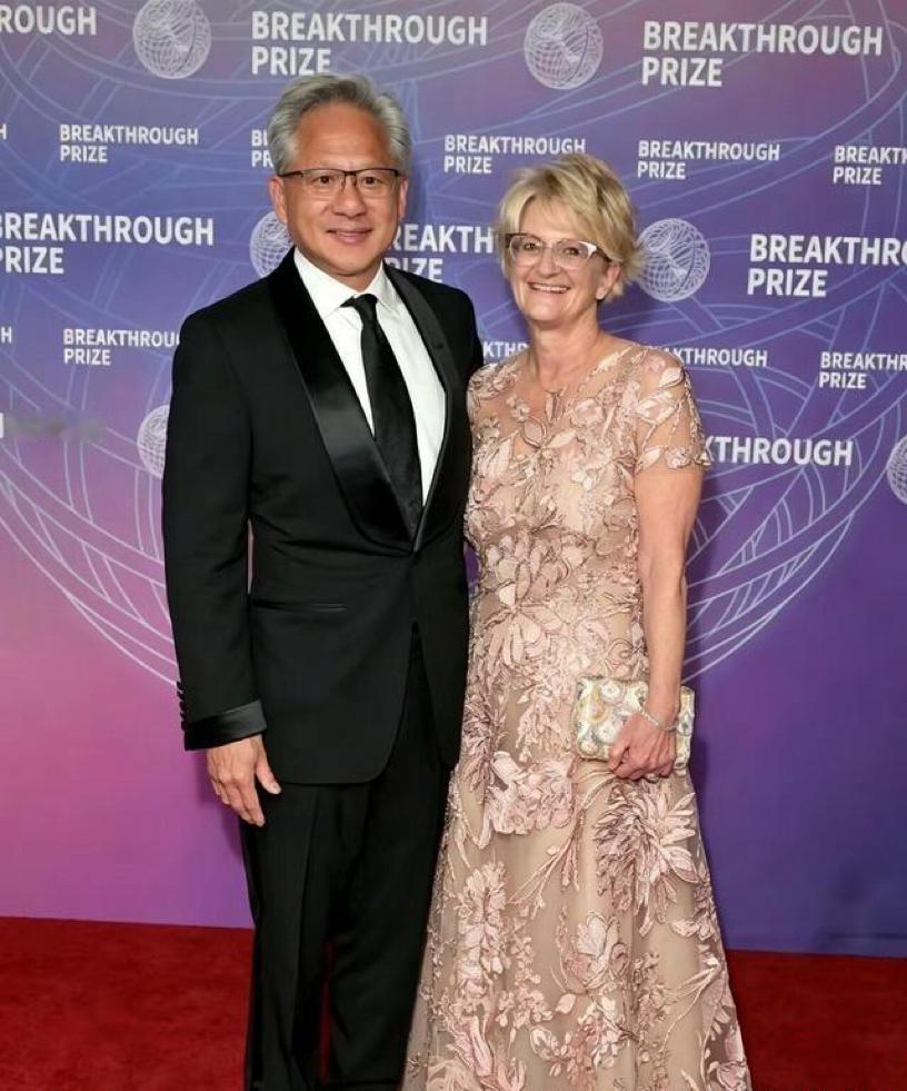 不查不知道，黄仁勋的老婆洛莉这女人，还真不是省油的灯，全世界都知道英伟达创始人黄