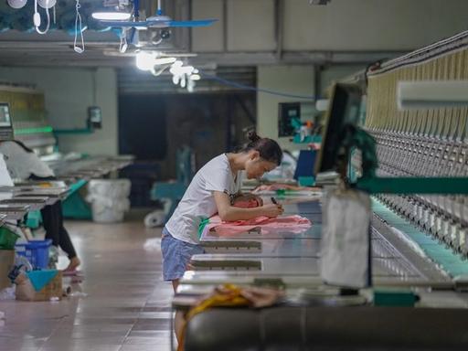 宁波一家制衣厂车间里女工占绝大多数，盛夏车间密不透风，女工干活只能穿得单薄清爽，