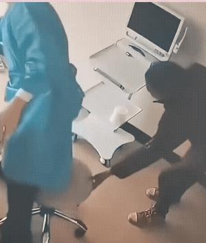 大妈这个恶作剧有些开大了，服务人员重重的摔倒在地。事后大妈不承认，自认为能蒙混过