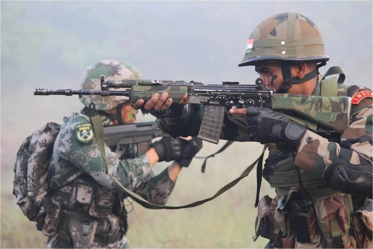 当年和国内进行军事交流的印度军队，图中的印军士兵手持一支印度国产INSAS自