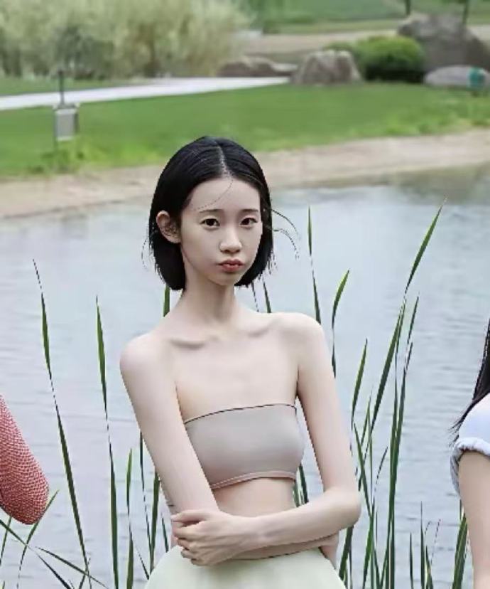 第一次对张艺凡臂展长有了实感，这就是腕线过裆了吧​​​