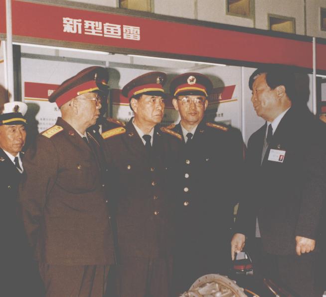 1995年10月，军委副主席刘华清视察船舶工业成果展览，前排左一是刘华清上将，左