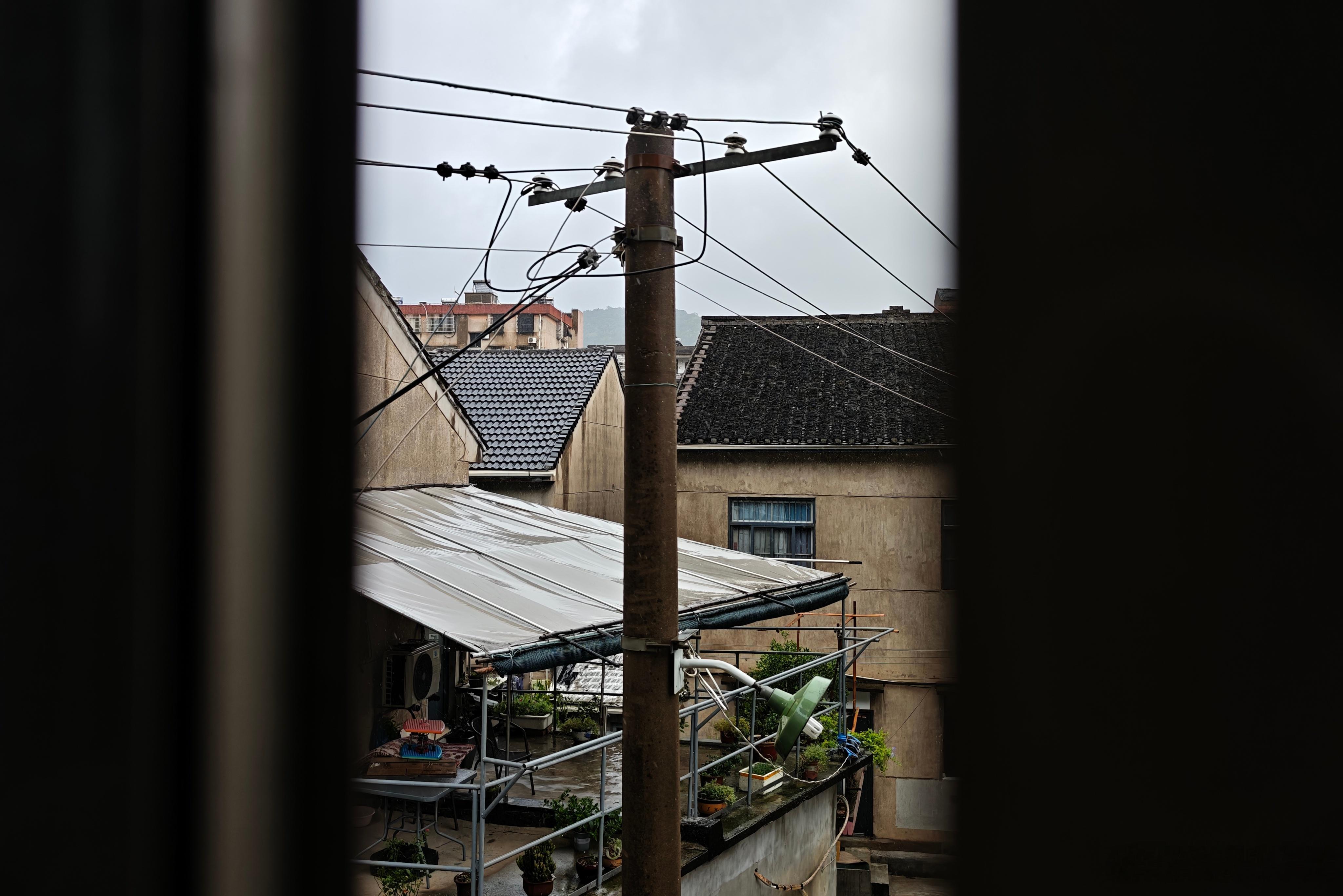 台风现在风总算小点了，我滴乖乖这老房子快顶不住了绍兴