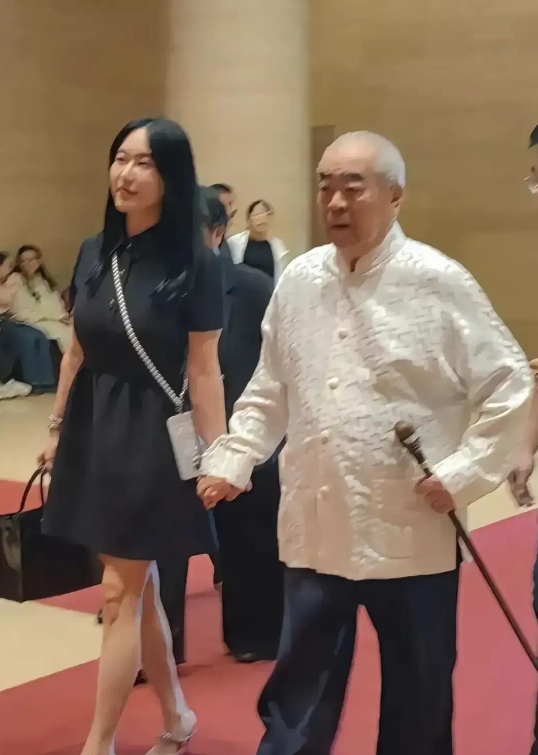 2024年，有人问知名画家范曾：“你都86了，为什么还要娶一个36岁的女子当老婆