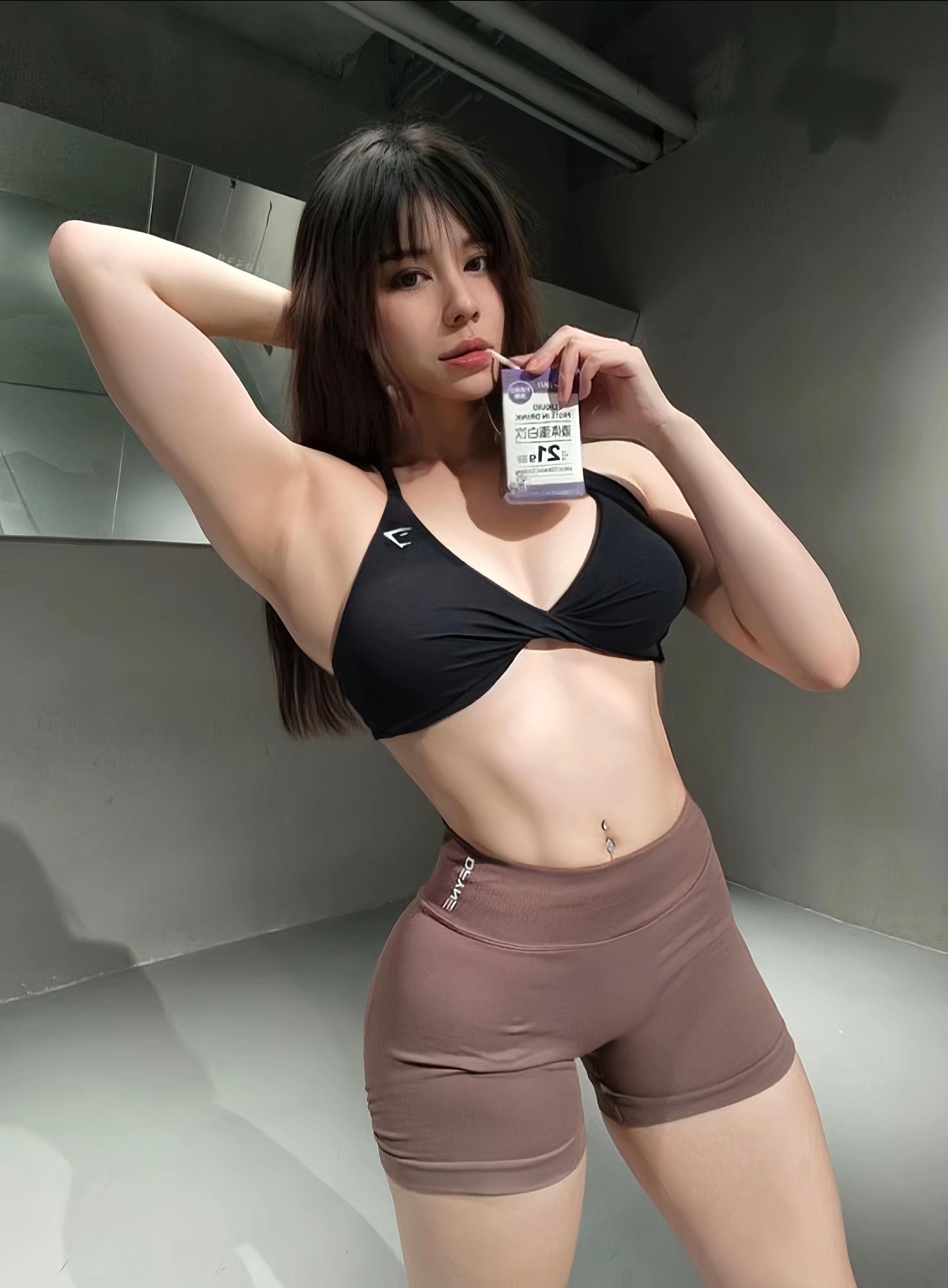 都是假的 只有肌肉长在身上是真的。