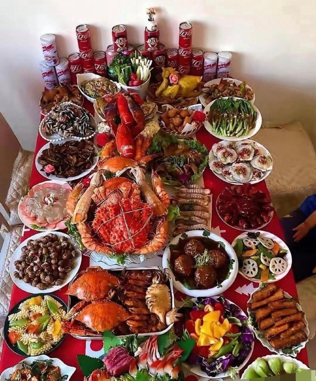 两桌的年夜饭，你是不是更喜欢图二