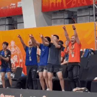 我建议温瑞博组建拉拉队，平时的时候打比赛，打完比赛给孙颖莎，王曼昱加油去！你