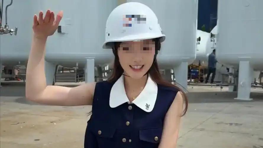 被问“给工人交五险一金了吗？双休吗”，有厂二代回应“什么能力匹配什么工资”；观点