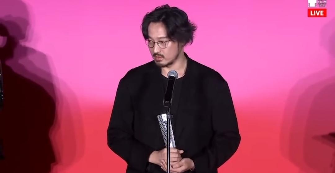 王传君在日本东京电影节称帝，顶着压力拿下了影帝，并且登台发言感谢白百合然后弹幕