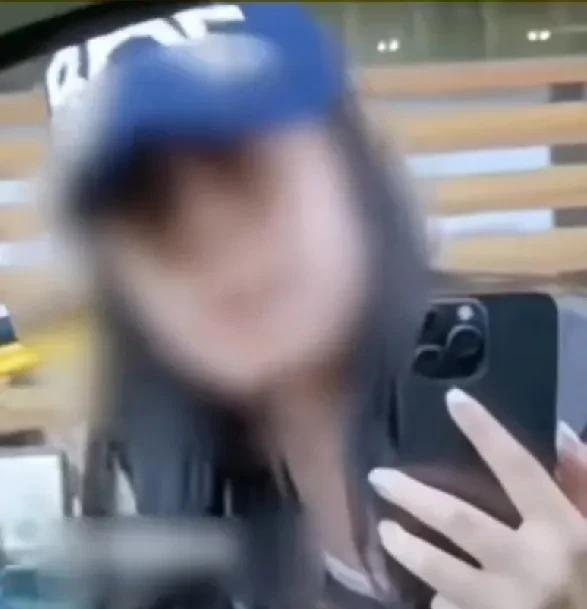 女子下车要求司机拿行李，遭拒后发视频网暴。广州，一位女士乘坐出租车到达目