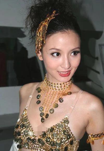 又土又潮，张萌难得一见刚出道时的照片。张萌非常有才华的一位演员，她出生在一个