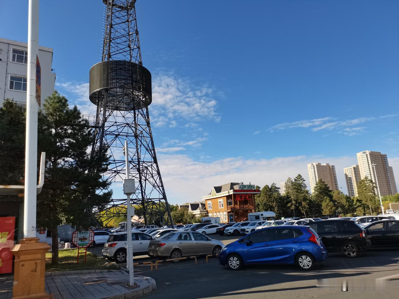一路沿着草原公路自驾，终于抵达海拉尔市区。跑长途自驾，找一个方便的驻车点真的很关