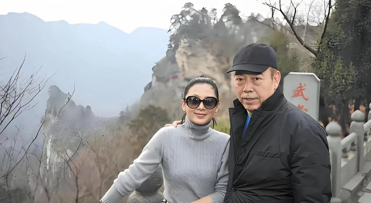 五一期间，著名导演陈凯歌和妻子陈红游武当山的情景。这个季节武当山好像还有点冷啊