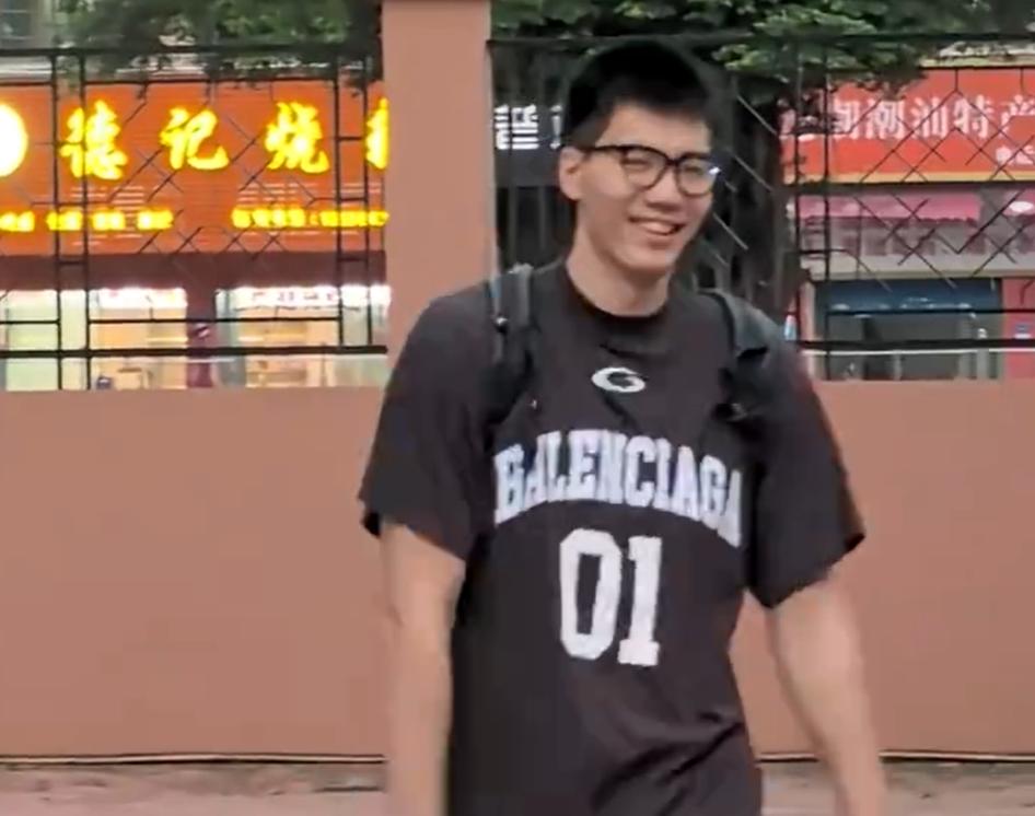 焦泊乔参加训练，心情不错！广东队球迷终于等来好消息！备受关注的2米11中锋焦泊