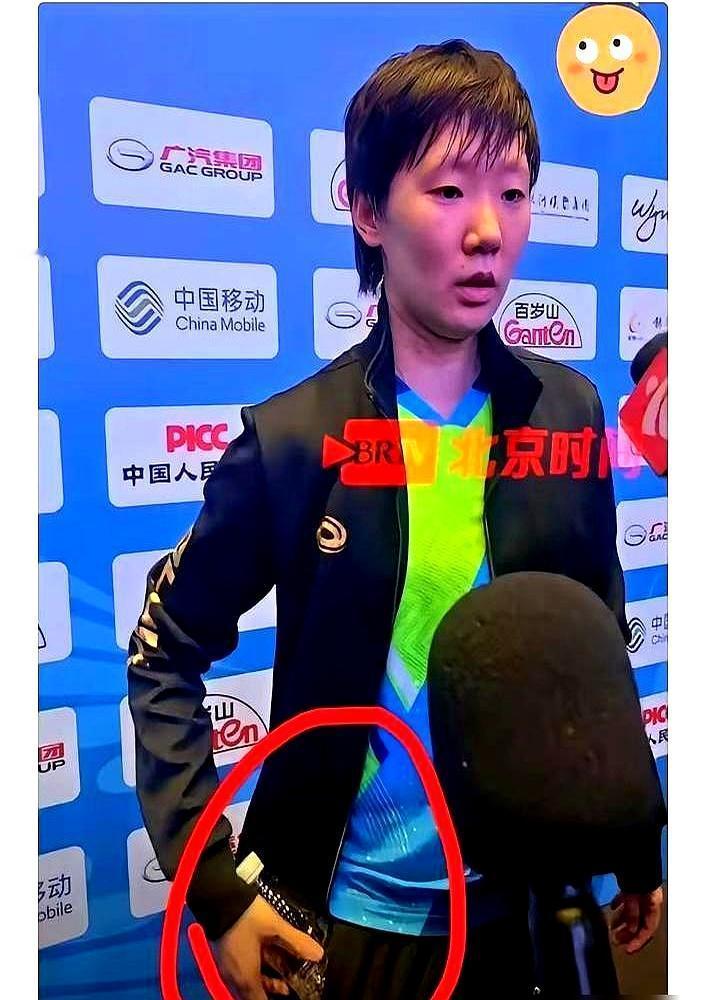 年入近2000万，一件羽绒服穿8年，王曼昱的钱到底去哪了？你别真以为她就靠