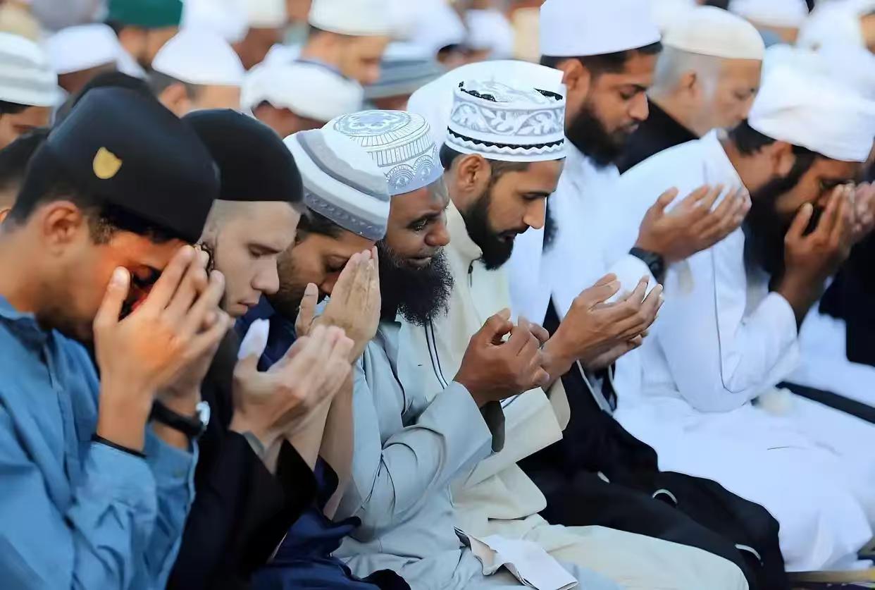 从一个国家的发展历史来看，最严重的打击并不是军事征服。再强的武力，也无法改变你的