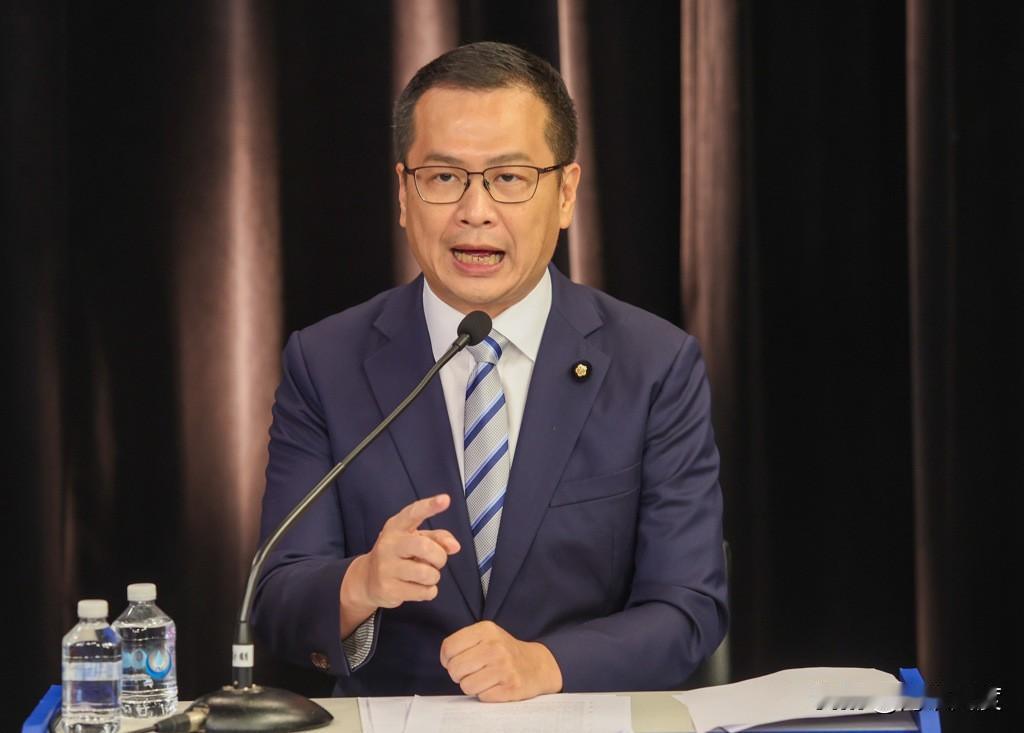 民调“老三”的罗智强真的急了，已经乱了章法:警告郑丽文不要拿弃保吓人，缺席中天、
