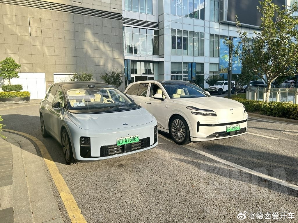 这俩车都还没上市，就先同框了。[捂脸哭]理想i8乐道L90​​​