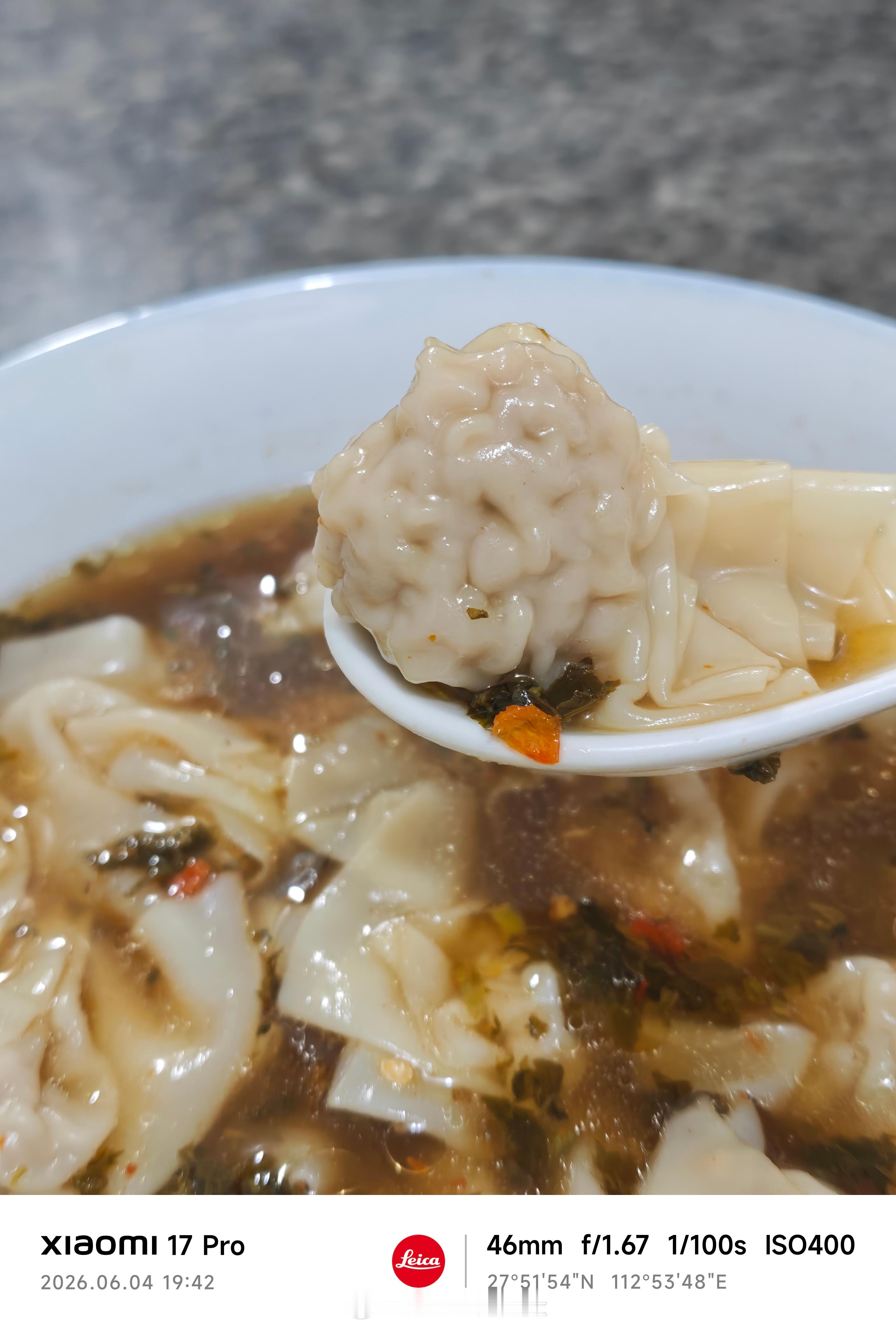 跟狗吵有啥意思先吃个大馄饨再说