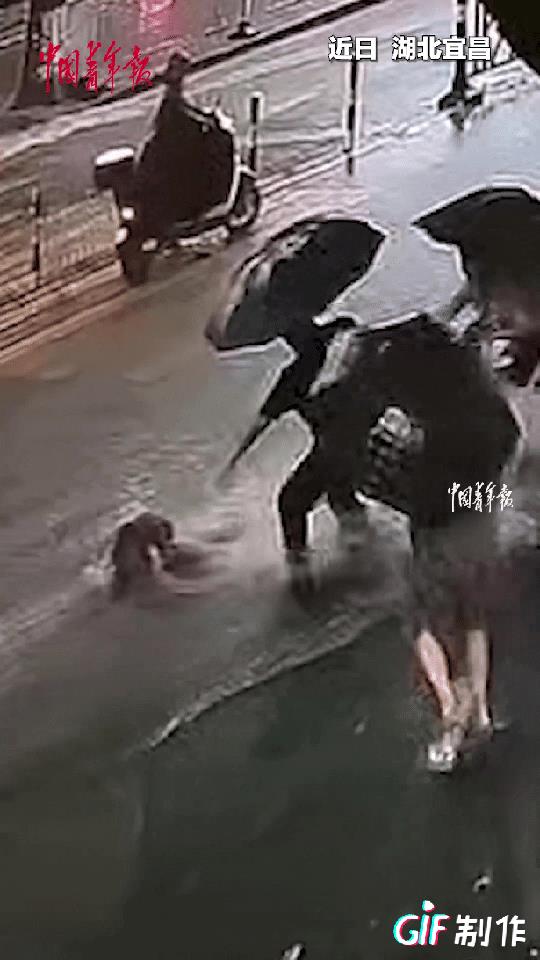 暴雨中生死救援！宜昌保安大叔飞身救起被急流冲走的小女孩，路人接力呼喊感动全城