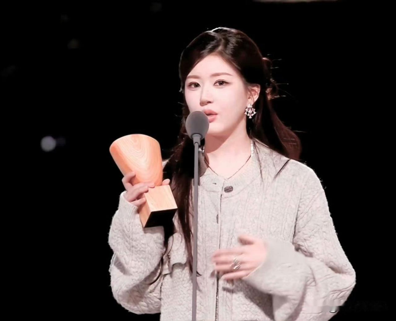 12月20日，看到有人说，赵露思得了🐧年度影响力演员，以后的戏肯定接不完！现