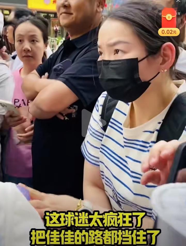 拖着大行李箱，身穿蓝白条纹短袖的何卓佳也被堵在雄安大街上了[捂脸哭]。佳佳无奈地