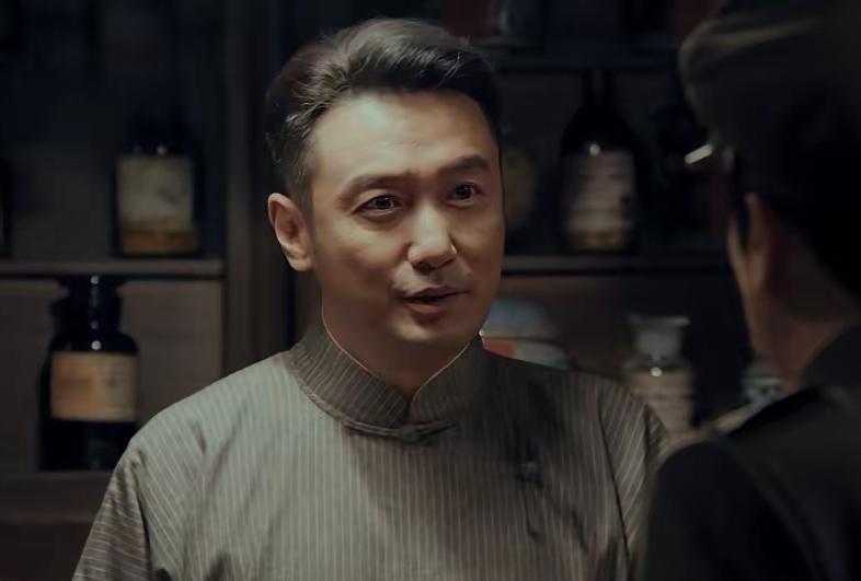 追剧《沉默的荣耀》真有意思，昨晚在剧中又见到演员巩峥了。在这部