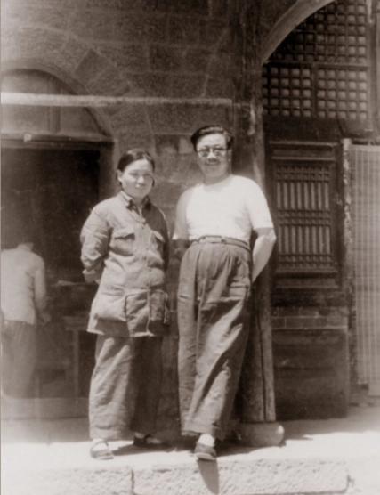 1931年黄昏，上海一处秘密联络点门一开，一个满脸灰尘、衣衫褴褛的女乞丐跌跌撞撞