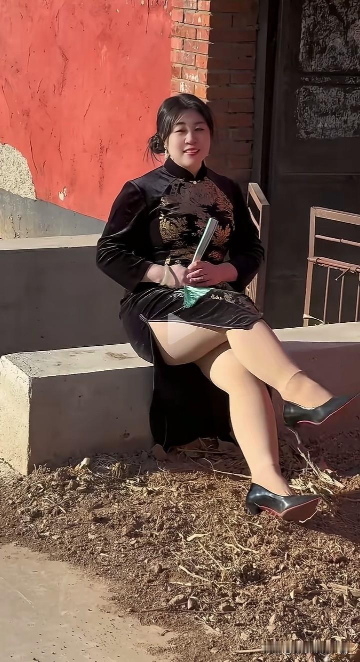 心有山海，静而不争不慌不忙，安静盛放，不争不抢，自在从容。这才是女人最美的