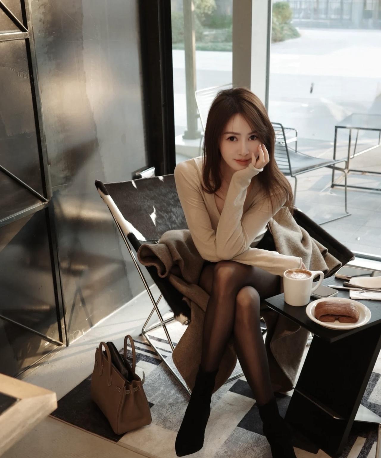 悠闲午后，咖啡与甜点相伴，享受宁静时光。