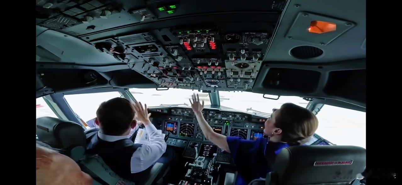 泰王与王后自个开飞机这照片真是帅呆了，泰王开机前，坐在副架上的王后帮着检查仪表开